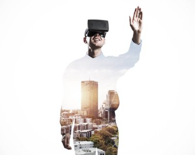 Sanal gerçeklik kulaklığı olan adam. 