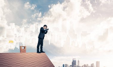 Çatıda duran işadamı