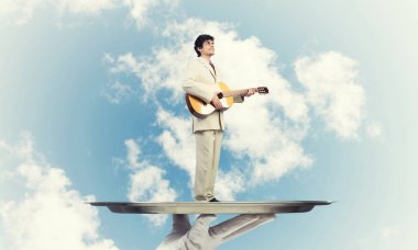 Garson tepsi adam sunulması