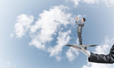 Garson tepsi adam sunulması