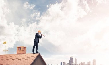 erkek takım elbise ve kask