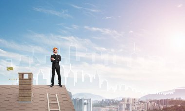 erkek takım elbise ve kask