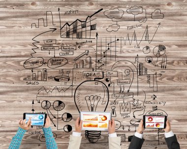 Bir grup insan cihazlar ile