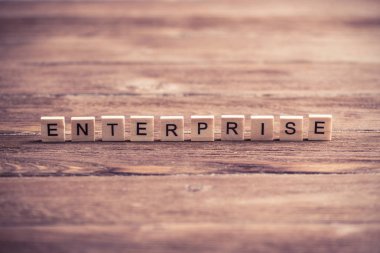 harf ile ahşap öğeleri