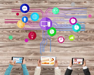 Bir grup insan cihazlar ile