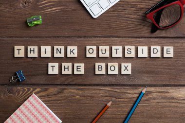 Ahşap masa üzerinde oyun öğeleri  