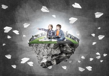 yüzen ada ve çocuk 