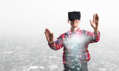 Sanal gerçeklik kulaklığı olan adam. 