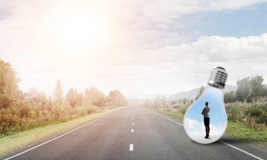 işkadını ampul içinde sıkışmış