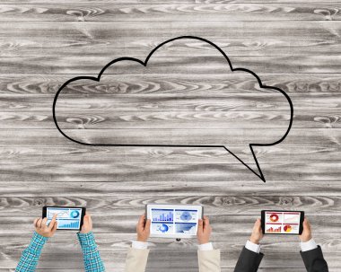 Bir grup insan cihazlar ile