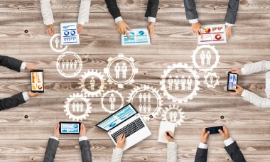 Bir grup insan cihazlar ile