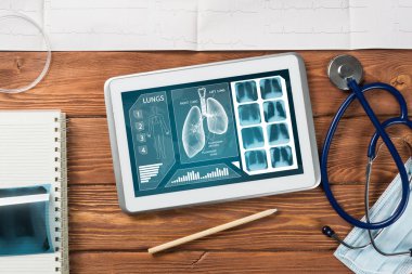 Beyaz tablet pc ve doktor araçları