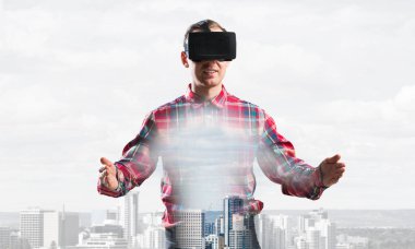 Sanal gerçeklik kulaklığı olan adam. 