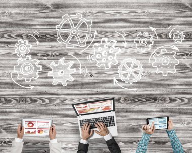 Bir grup insan cihazlar ile