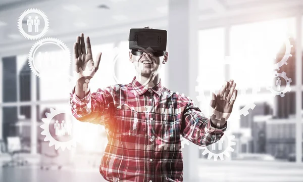 Muž se sluchátky virtuální reality — Stock fotografie