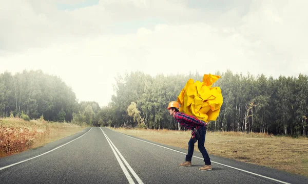 Bâtisseur homme portant boule de papier — Photo