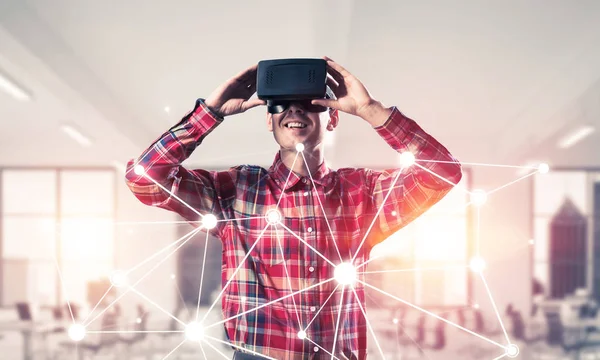 Homme avec casque de réalité virtuelle — Photo