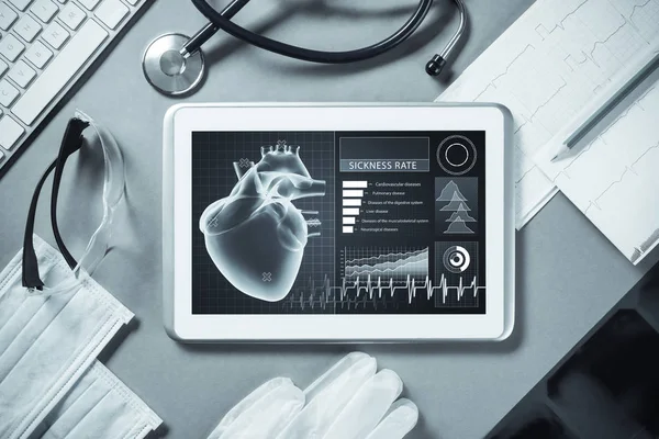 Белый планшет ПК и врачебные инструменты — стоковое фото