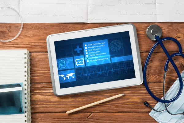 Tablette blanche pc et outils de médecin — Photo