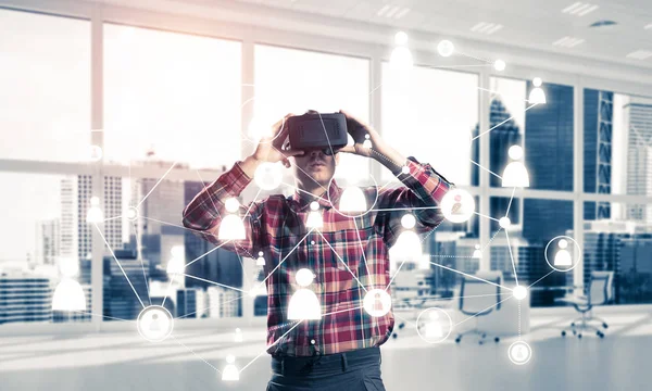 Homme avec casque de réalité virtuelle — Photo