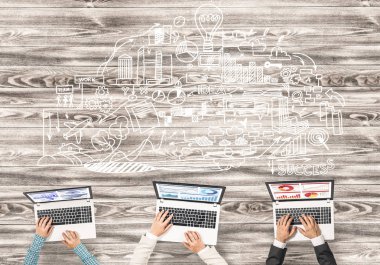 Bir grup insan cihazlar ile