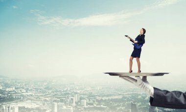 Garson tepsi kadın üzerinde sunulması