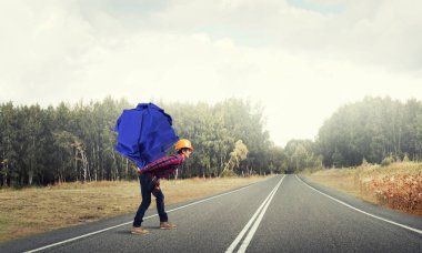 Oluşturucu adam taşıma kağıt topu