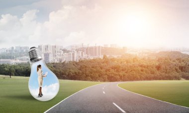 işkadını ampul içinde sıkışmış