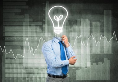 Adam fikrini düşünüyor.