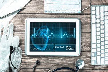 Beyaz tablet pc ve doktor araçları