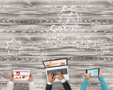 Bir grup insan cihazlar ile