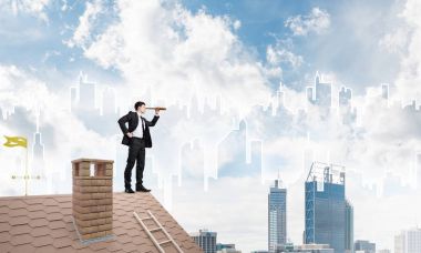 Çatıda duran işadamı