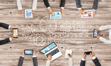 Bir grup insan cihazlar ile