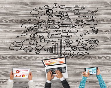 Bir grup insan cihazlar ile