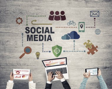 Bir grup insan cihazlar ile