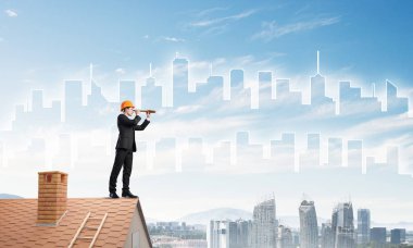 erkek takım elbise ve kask