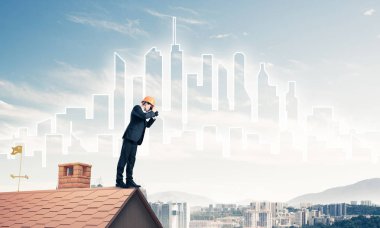 erkek takım elbise ve kask