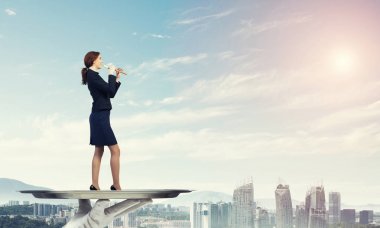 Garson tepsi kadın üzerinde sunulması