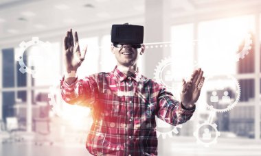 Sanal gerçeklik kulaklığı olan adam. 