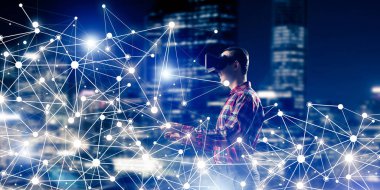 Sanal gerçeklik kulaklığı olan adam. 