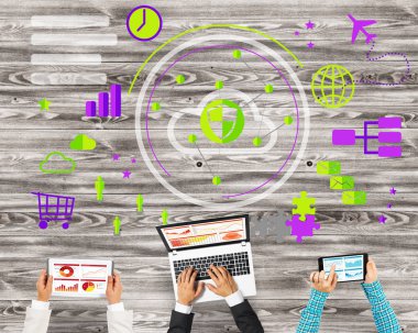 Bir grup insan cihazlar ile