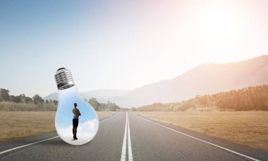 Ampulün içindeki iş kadını