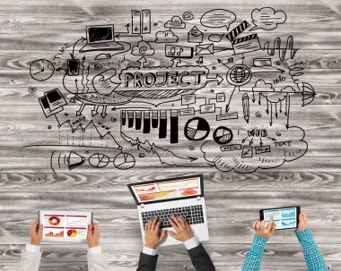 Bir grup insan cihazlar ile