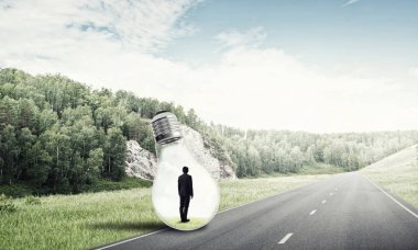 işadamı ampul içinde sıkışmış 