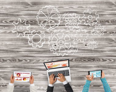 Bir grup insan cihazlar ile