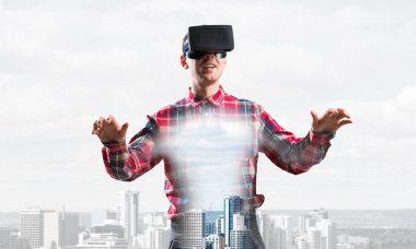 Sanal gerçeklik kulaklığı olan adam. 