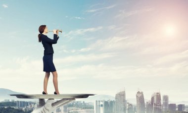 Garson tepsi kadın üzerinde sunulması