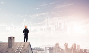 erkek takım elbise ve kask