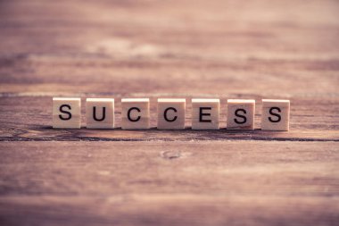 harf ile ahşap öğeleri