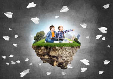 yüzen ada ve çocuk 